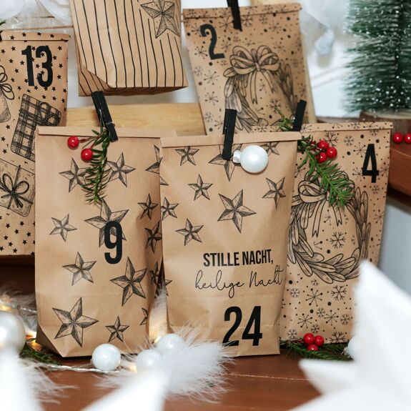 Extravaganter Adventskalender zum Befüllen - mit 24 braunen Geschenktüten und 24 Zahlenaufklebern und Klammern - Motiv Christmas - zum Basteln und Verschenken - Weihnachten & Advent