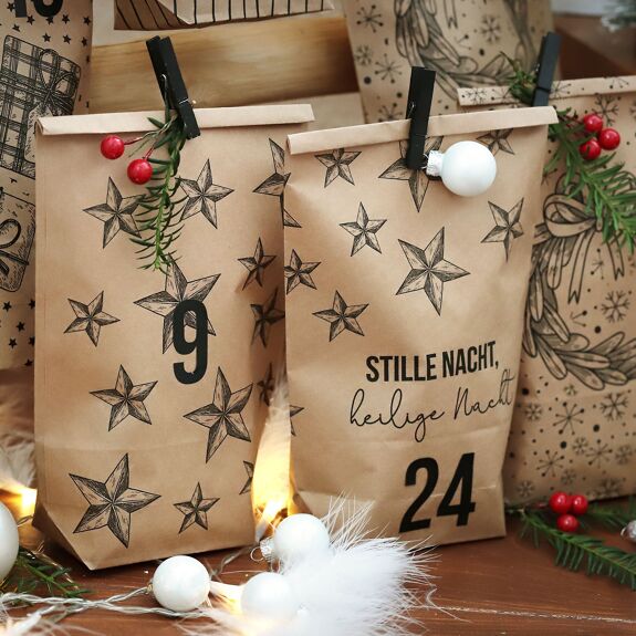 Extravaganter Adventskalender zum Befüllen - mit 24 braunen Geschenktüten und 24 Zahlenaufklebern und Klammern - Motiv Christmas - zum Basteln und Verschenken - Weihnachten & Advent